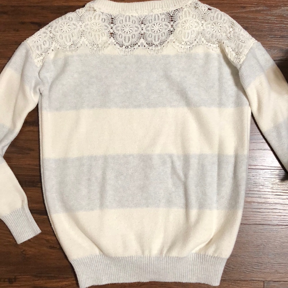Gray and white striped sweater - Picture 4 of 5